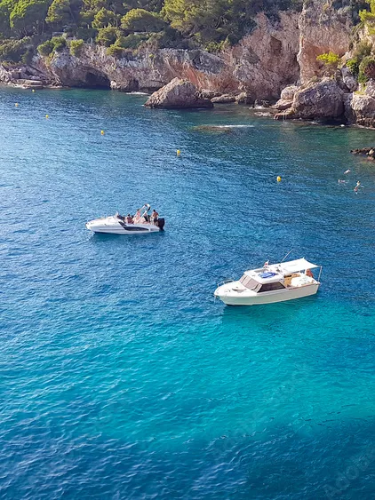 Cap sur les eaux bleu azur de la région