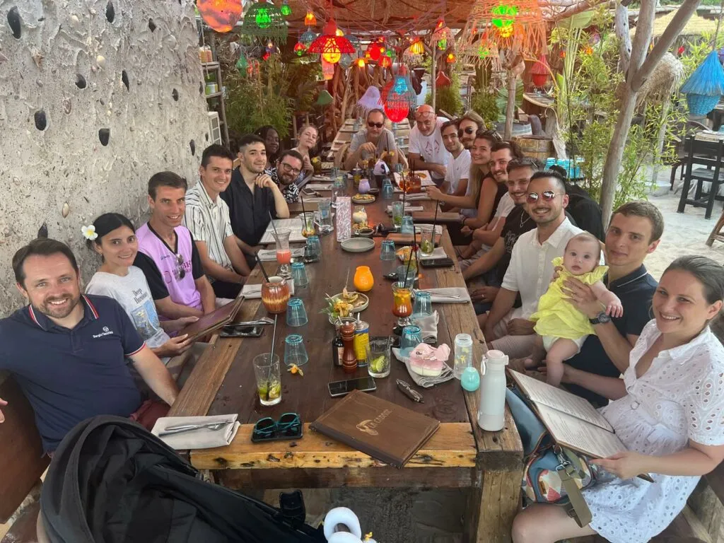 Le dîner de célébration, les pieds dans le sable